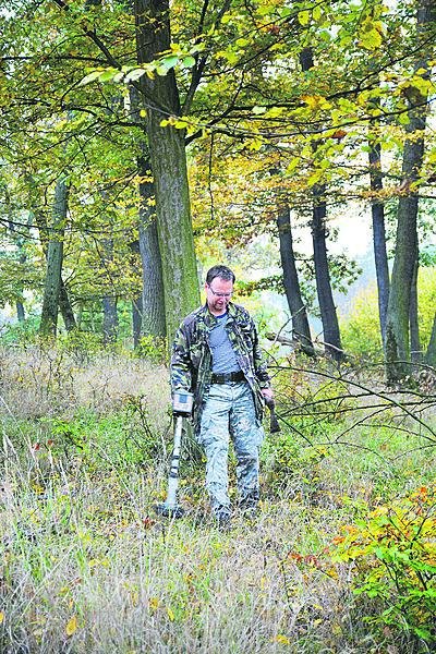 Pavel Krejčí našel už 450 míst, kde se stala nehoda letadla. Z každého má nějaké fragmenty.