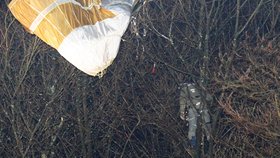 Pilot zůstal po katapultování zachycen v koruně stromu za padák.