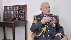 Prezident Miloš Zeman zároveň jmenoval do generálské hodnosti vojenského pilota z druhé světové války Imricha Gablecha.