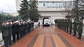 Na vojenské letiště u Moskvy bylo v pondělí dopraveno tělo podplukovníka Olega Peškova, pilota bombardéru Su-24 sestřeleného minulý týden na syrsko-tureckých hranicích.