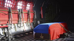 Na vojenské letiště u Moskvy bylo v pondělí dopraveno tělo podplukovníka Olega Peškova, pilota bombardéru Su-24 sestřeleného minulý týden na syrsko-tureckých hranicích.