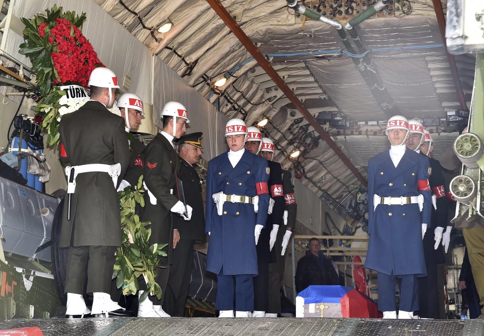 Na vojenské letiště u Moskvy bylo v pondělí dopraveno tělo podplukovníka Olega Peškova, pilota bombardéru Su-24 sestřeleného minulý týden na syrsko-tureckých hranicích.