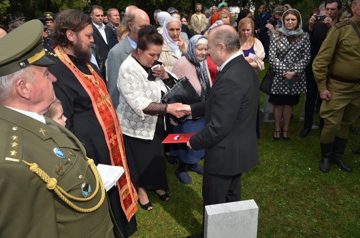 Pilotova neteř Lydie dorazila na pohřeb. Je jeho poslední přímou příbuznou.