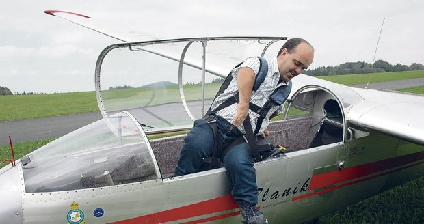 Kvůli malému vzrůstu je pro Petra Macíčka malým  sportovním výkonem i nástup do letadla a výstup z něho