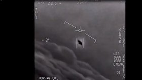Americká vláda zveřejnila videa, na kterých jsou natočené neidentifikovatelné létající předměty.