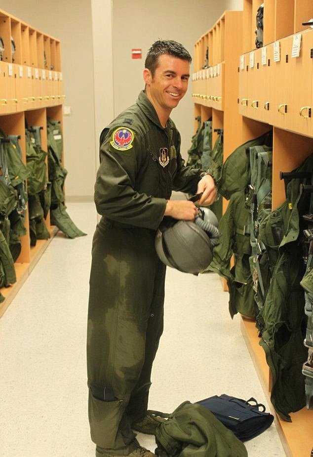 Opilý pilot Brady Grebenc (35)