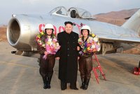 Jste květinky nebes, chválil diktátor Kim první severokorejské pilotky stíhaček