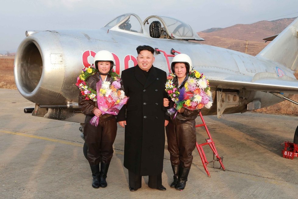Diktátor Kim Čong-un se raduje z prvních severokorejských pilotek.