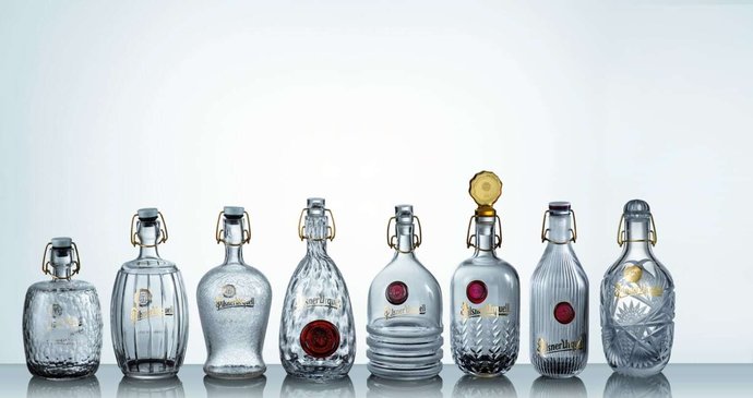 V charitativní aukci pro Centrum Paraple se od roku 2012 draží designové lahve vyrobené exkluzivně pro Pilsner Urquell