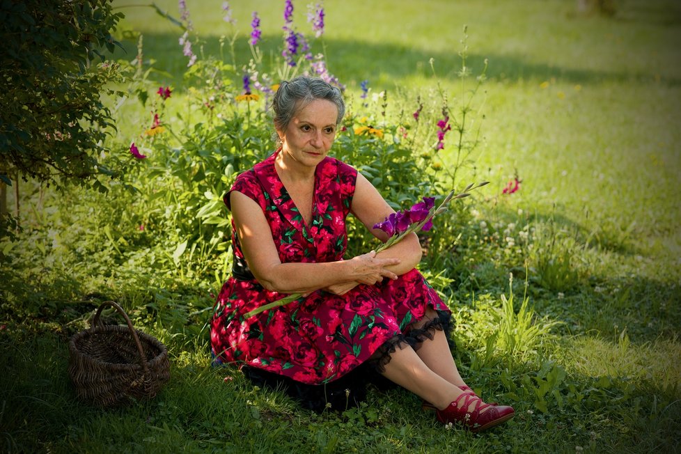 Zdenu (65) baví pin-up styl. Líbí se jí výrazné barvy a bláznivé printy. Její manžel je nadšený.