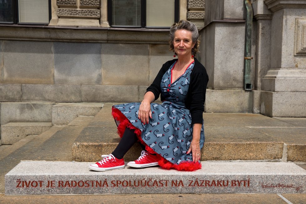 Zdenu (65) baví pin-up styl. Líbí se jí výrazné barvy a bláznivé printy. Její manžel je nadšený.