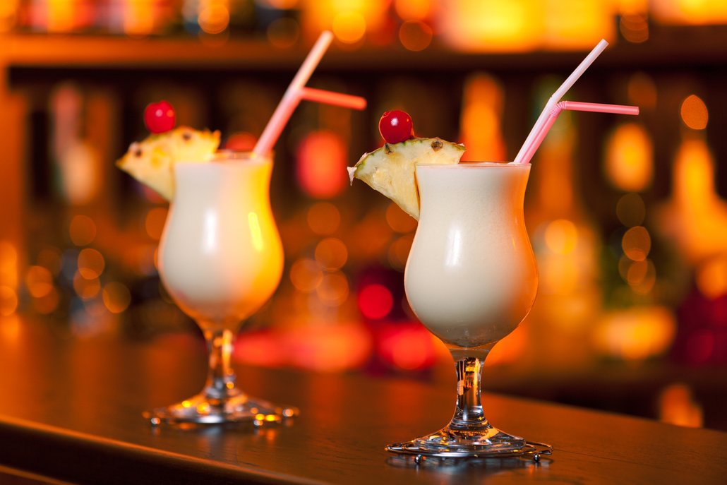 Kdo by neznal Piña Coladu s bílým rumem, ananasovým džusem a kokosovou smetanou.
