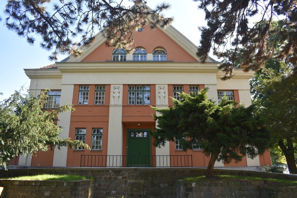 Sídlo krnovského Městského muzea, Flemmichova vila, kde je socha umístěna.