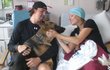 Adam se svou ženou a psem v nemocnici.