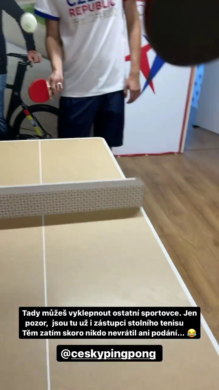 Pro olympioniky je v české klubovně je připraven mini ping-pong vyrobený z kartonu