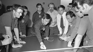 Nepřátelé stmeleni sportem. Jak pingpongová diplomacie prorazila před 55 lety železnou oponu? Nepřátelé stmeleni sportem. Jak pingpongová diplomacie prorazila před 55 lety železnou oponu?