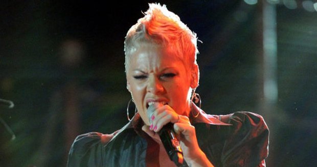 Zpěvačka Pink se zřítila z pódia při koncertu v Norimberku.