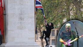 David Gilmour ze svého syna nemá radost. Likvidoval britský památník během studentských protestů.