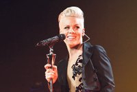 Pink přerušila svůj koncert kvůli plačící holčičce: Utěšovala ji hračkou