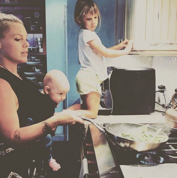 Pink ze všeho nejraději vaří se svými dětmi.