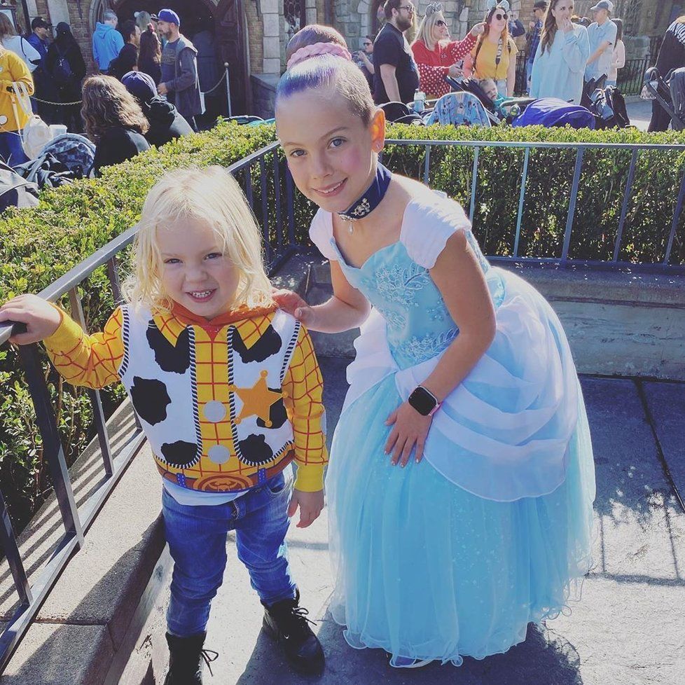 Syn Jameson a dcera Willow v Disneylandu