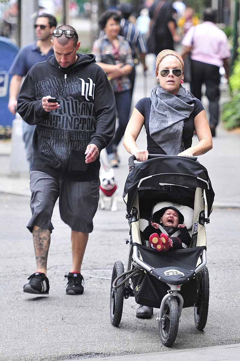 Pink s dcerou a manželem na procházce New Yorkem. Ten si ale hledí svého a místo povídání s manželkou si raději hraje s mobilem