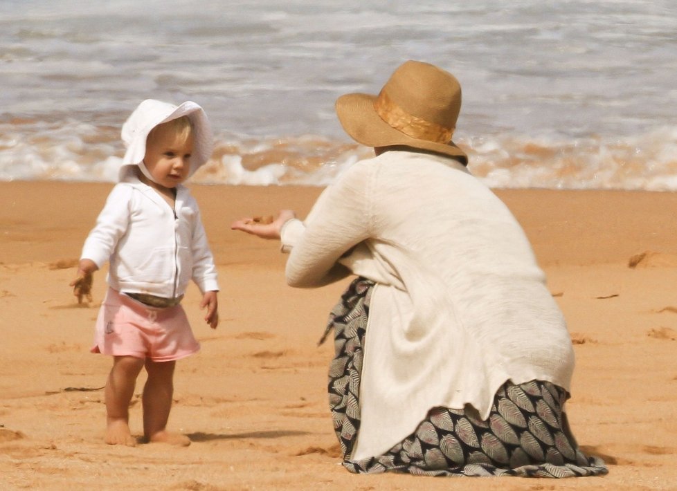 Zpěvačka Pink si se svoji dcerkou Willow Sage hrála na pláži v Sydney