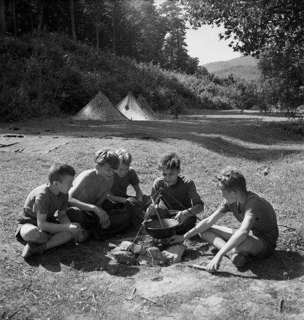 Pionýrské tábory poskytovaly možnost pobytu v přírodě s kamarády