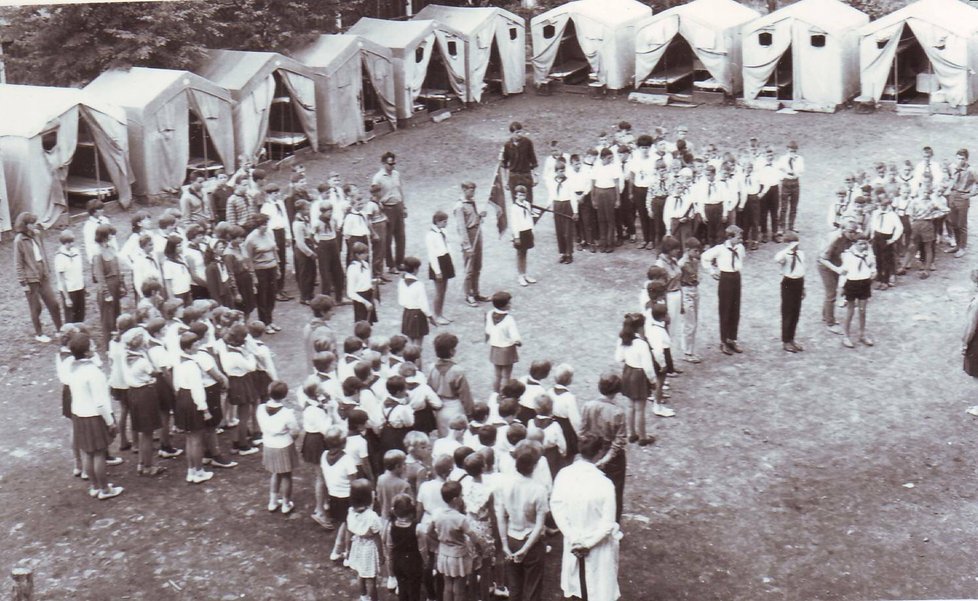 Na pionýrských táborech za socialismu se hrávaly kolektivní táborové hry