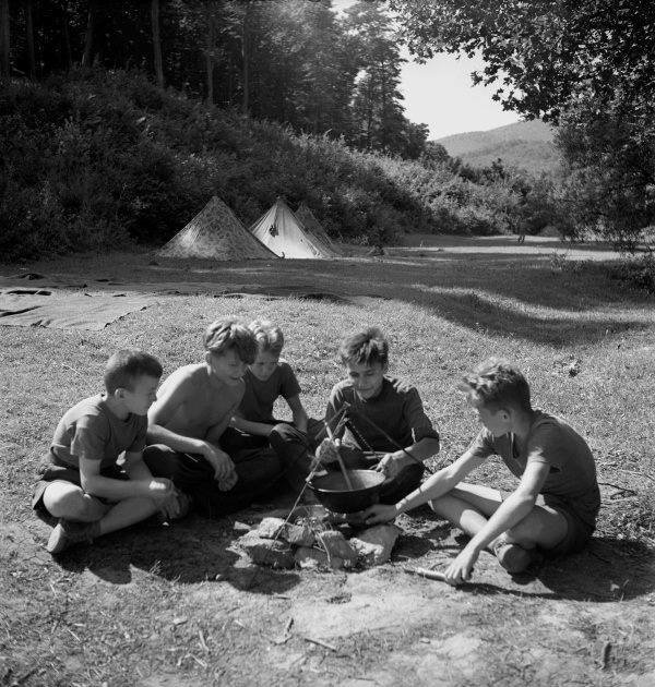 Pionýrské tábory se v mnohém podobaly skautským táborům, jen byly okořeněné komunistickou a socialistickou propagandou