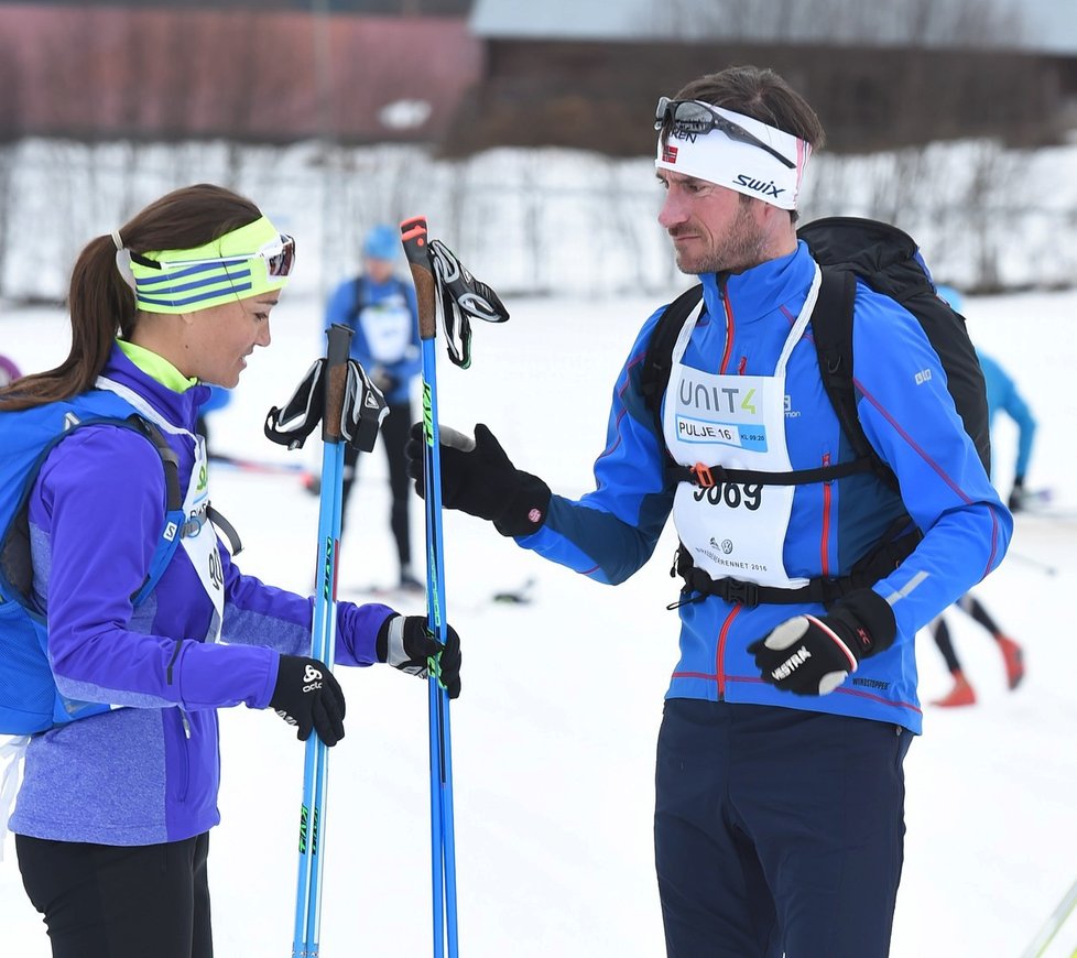 Pippa Middleton se svým partnerem v Norsku na běžeckém závodě.