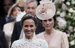 Pippa Middleton v pozadí se sestrou Kate