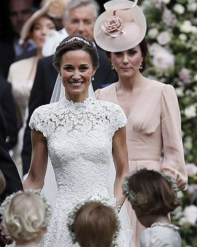 Pippa Middleton v pozadí se sestrou Kate