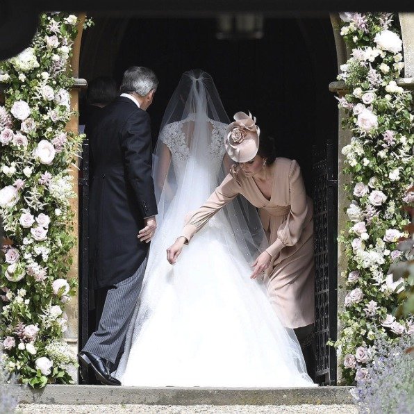 Kate Middleton rovná sestře závoj