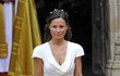 Duben 2011 - Okouzlující Pippa Middleton v bílé róbě zn. Alexader McQueen.
