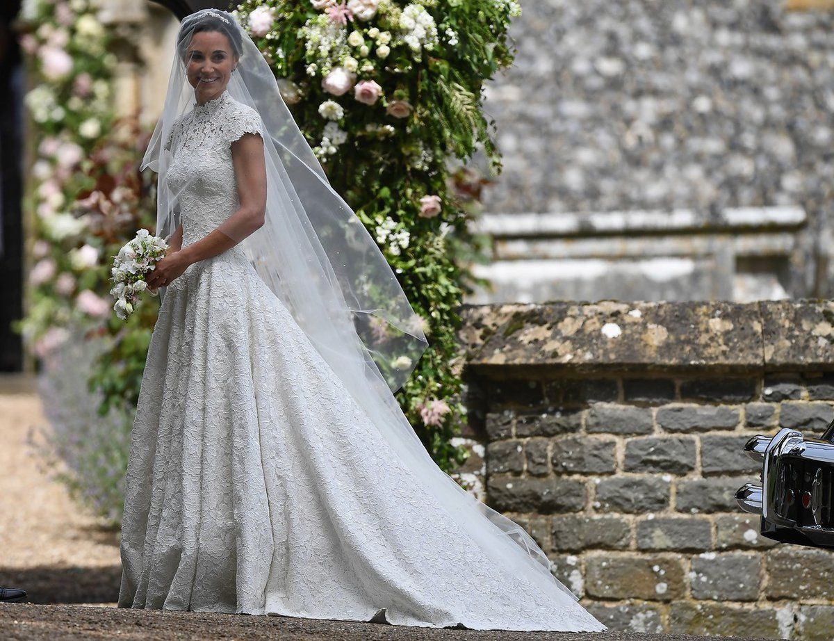Pippa Middleton se vdala v šatech Gilese Deacona