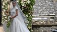 Pippa Middleton se vdala v šatech Gilese Deacona
