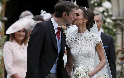 Nevěsta Pippa Middleton a ženich James Matthews