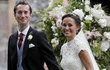 Nevěsta Pippa Middleton a ženich James Matthews