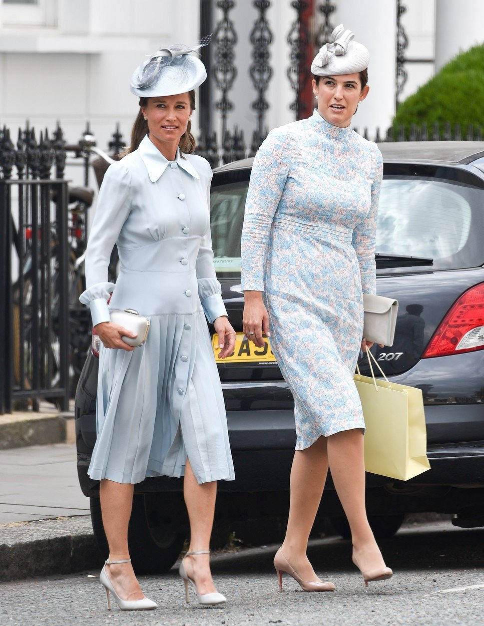 Těhotná Pippa na cestě na křest prince Louise.