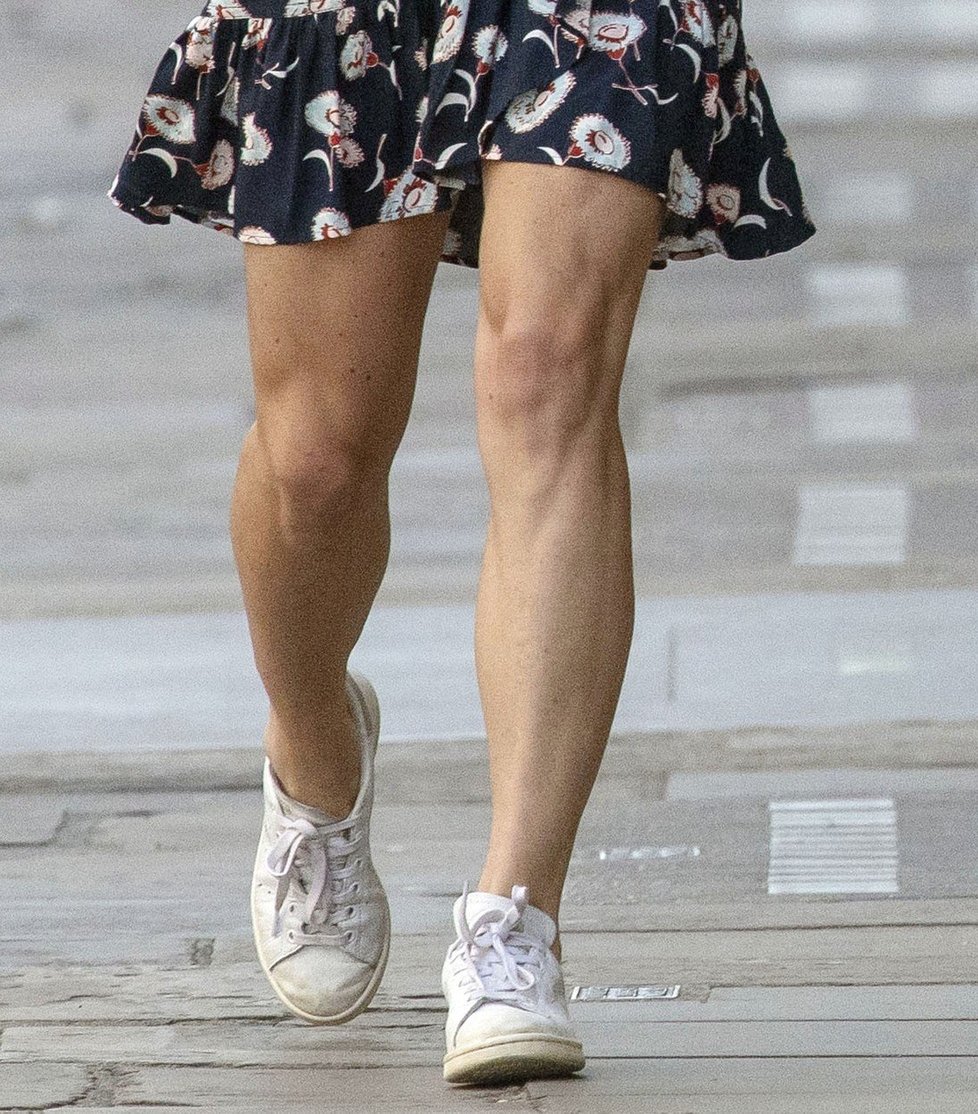 Těhotná Pippa Middleton má vysportované nohy.