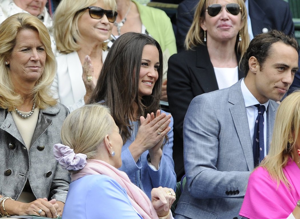 V hledišti All England Clubu byla k vidění i Pippa Middleton, mladší sestra vévodkyně z Cambridge Catherine