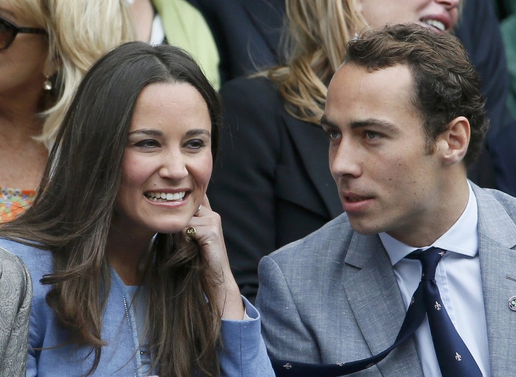 Pippa Middleton se svým bratrem Jamesem v hledišti All England Clubu