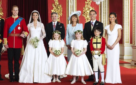 Pippa Middleton (vpravo) na oficiální svatební fotografii.