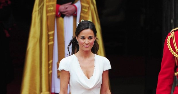 Mladší sestra Kate na královské svatbě vypadala skvostně