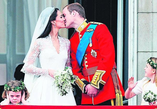 Pamatujete si na holčičku, která v roce 2011 zkazila svatební foto prince Williama a Kate?