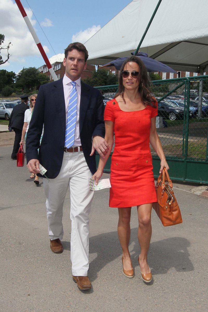 Červené šaty Temperley oblékla na Wimbledon, kam se vydala se svým přítelem Alexem Loudenem
