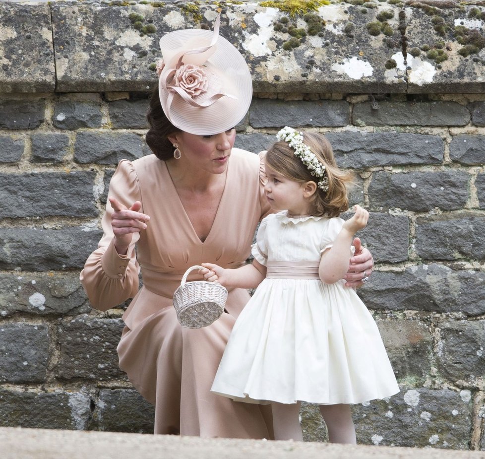 Vévodkyně Kate s dcerou Charlotte na svatbě své sestry Pippy.