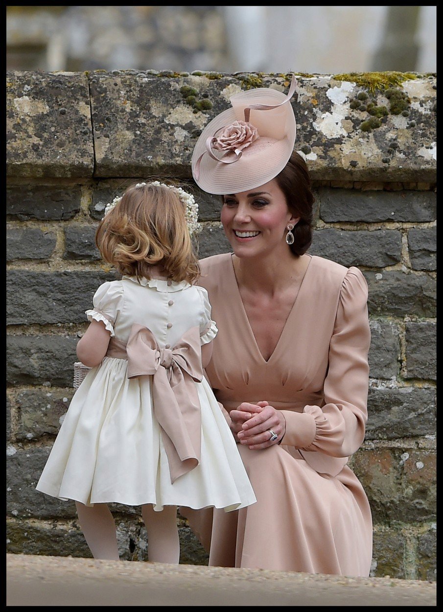 Vévodkyně Kate s dcerou Charlotte na svatbě své sestry Pippy.