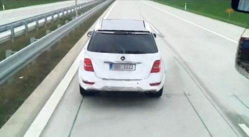 Řidič v bílém mercedesu rozjíždí hru nervů.